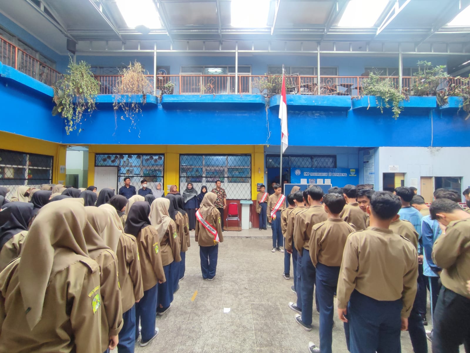 UPACARA PENURUNAN BENDERA