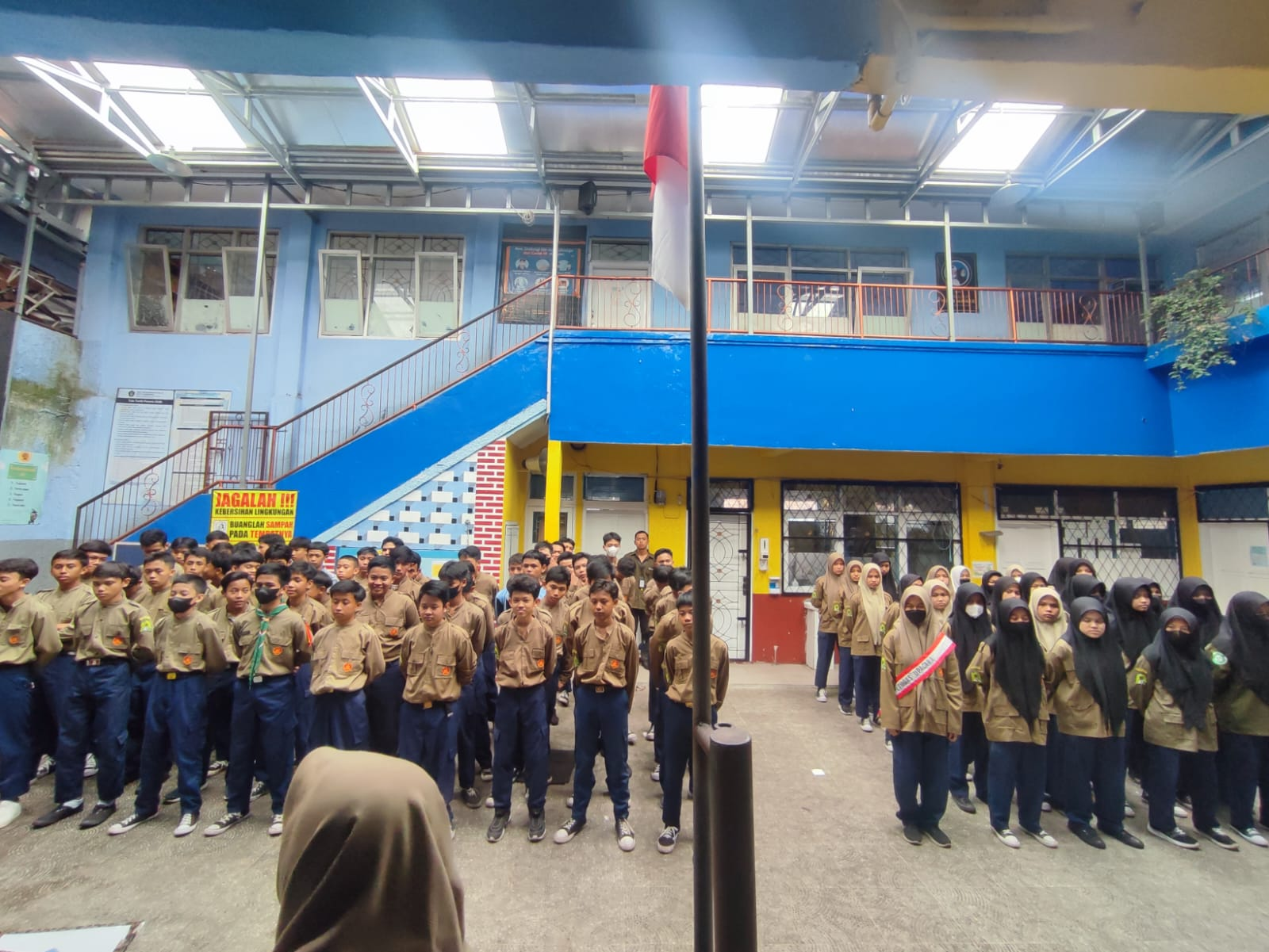 UPACARA PENURUNAN BENDERA